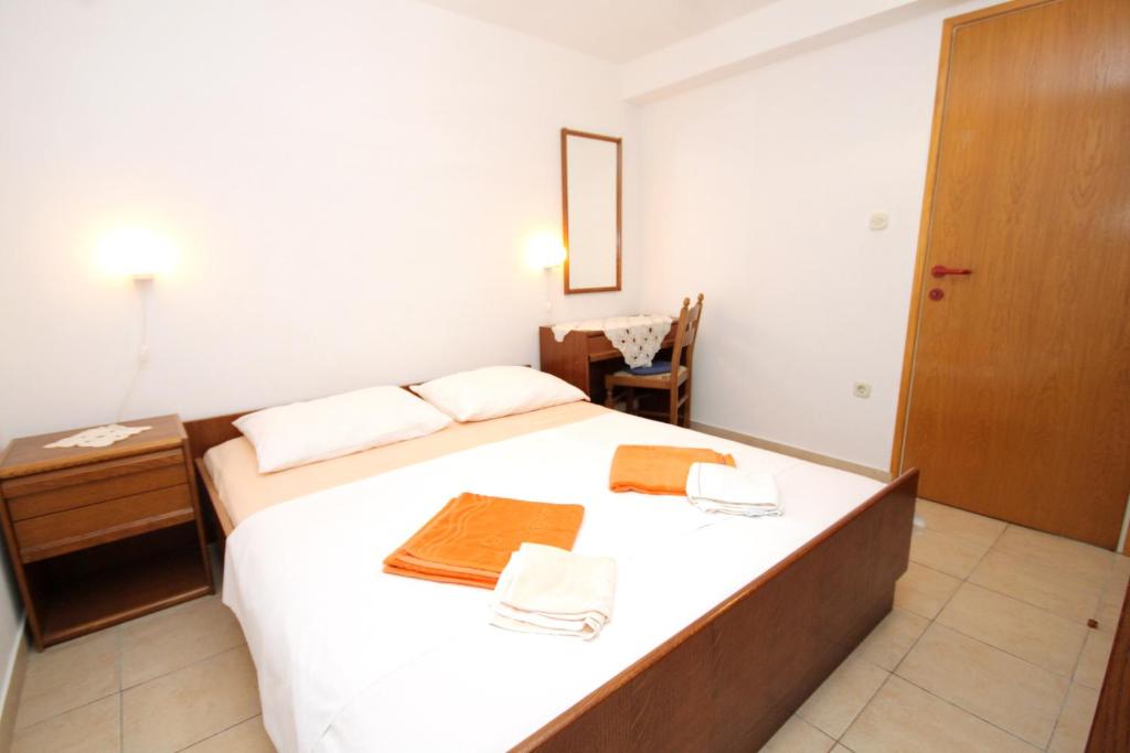 Postel nebo postele na pokoji v ubytování Apartments with parking spaces Zrnovska Banja, Korcula - 9226
