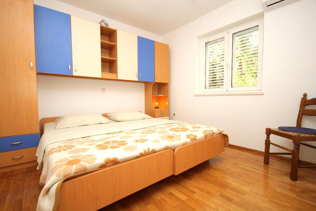 Postel nebo postele na pokoji v ubytování Apartments with parking spaces Zrnovska Banja, Korcula - 9226