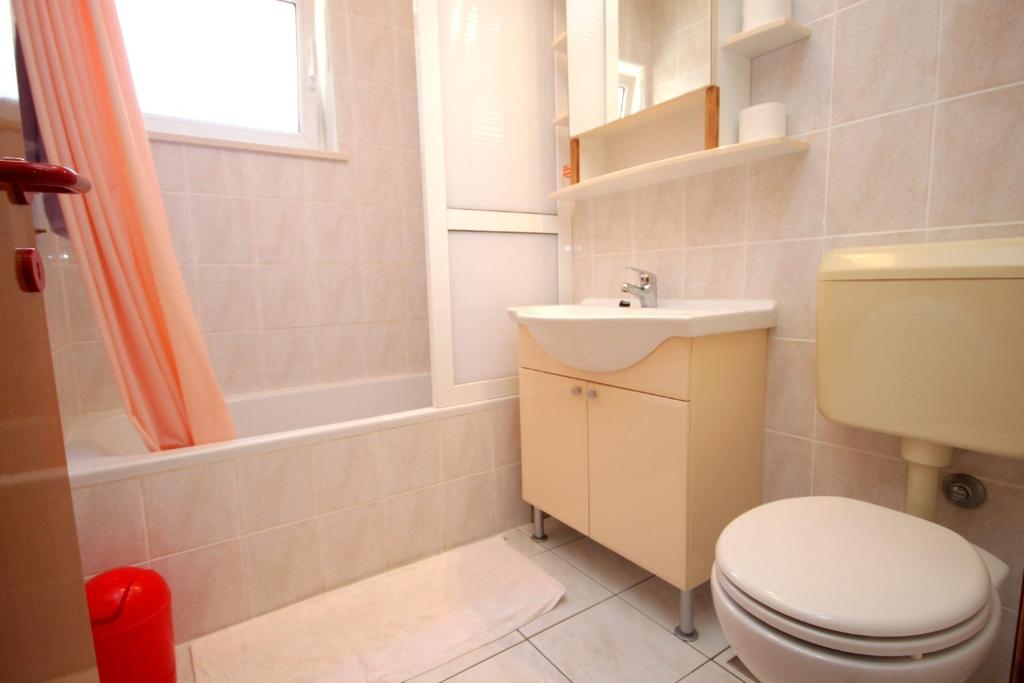 Koupelna v ubytování Apartments with parking spaces Zrnovska Banja, Korcula - 9226