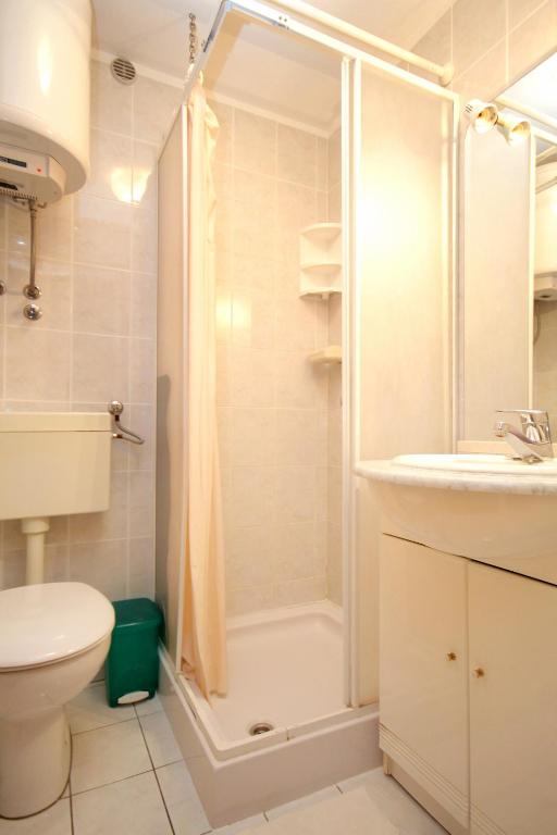 Koupelna v ubytování Apartments with parking spaces Zrnovska Banja, Korcula - 9226