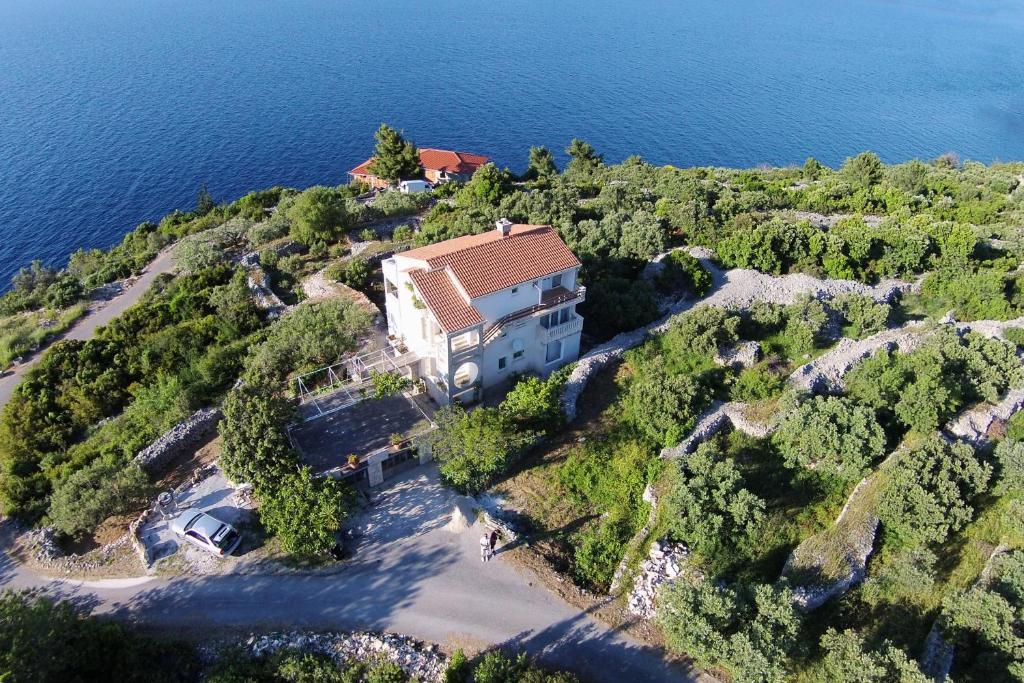 Una vista aérea de una casa en una isla en el agua. en Apartments with a parking space Racisce, Korcula - 9170, en Račišće