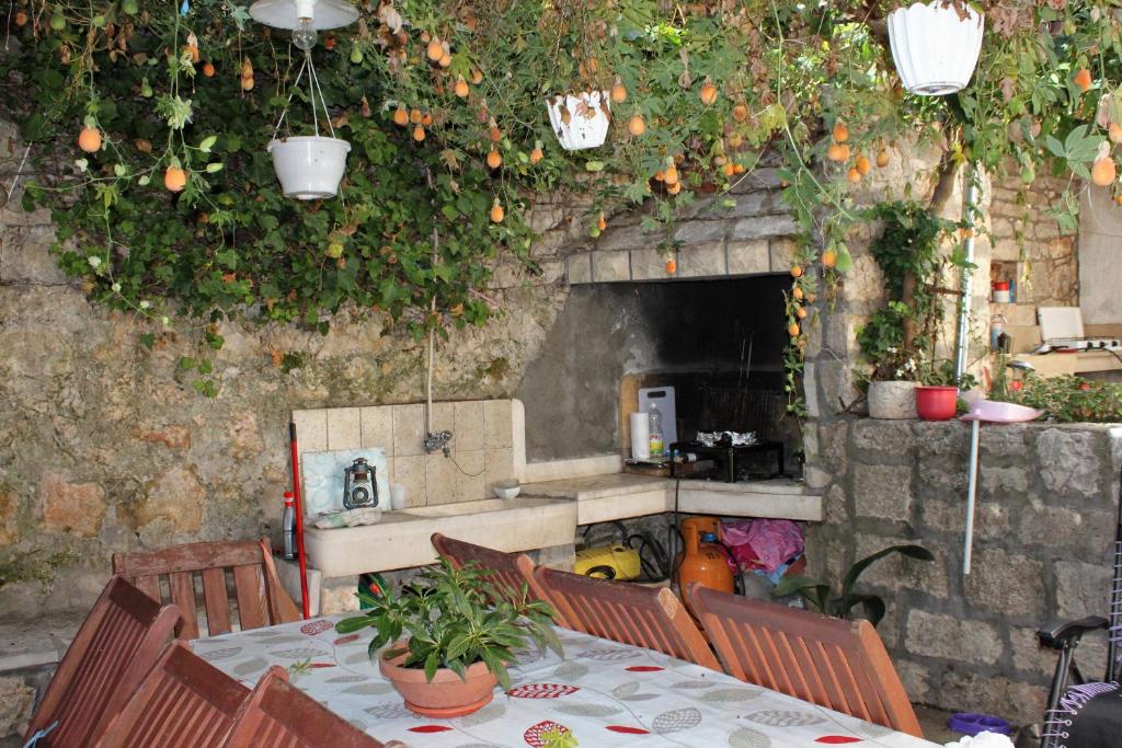 Zdjęcie z galerii obiektu Apartments by the sea Korcula - 9217 w Korčuli