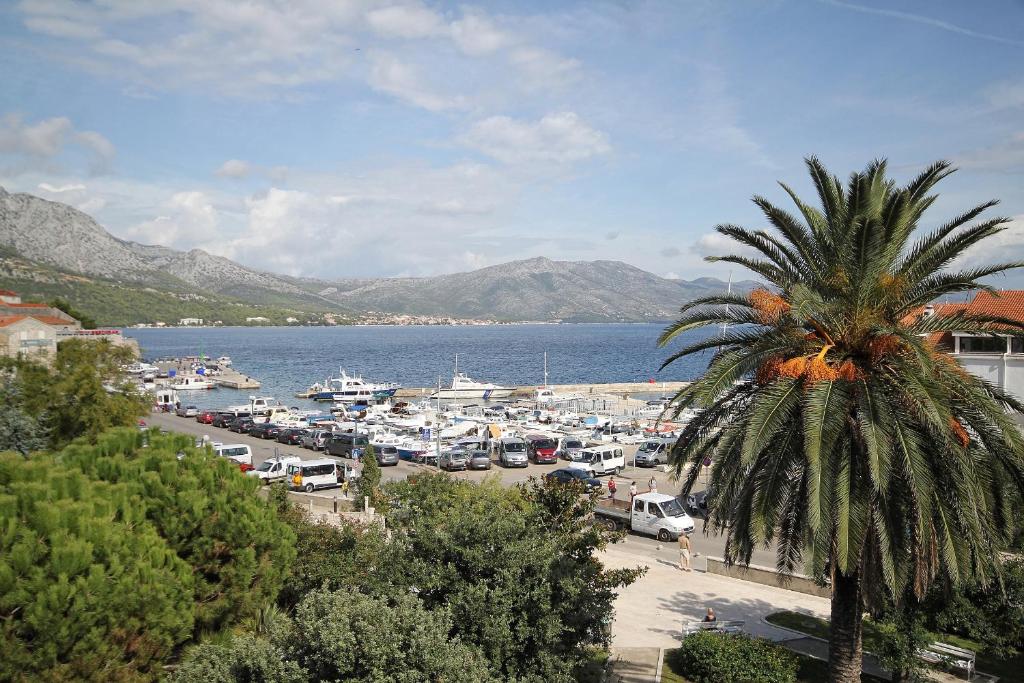 Zdjęcie z galerii obiektu Apartments by the sea Korcula - 9217 w Korčuli