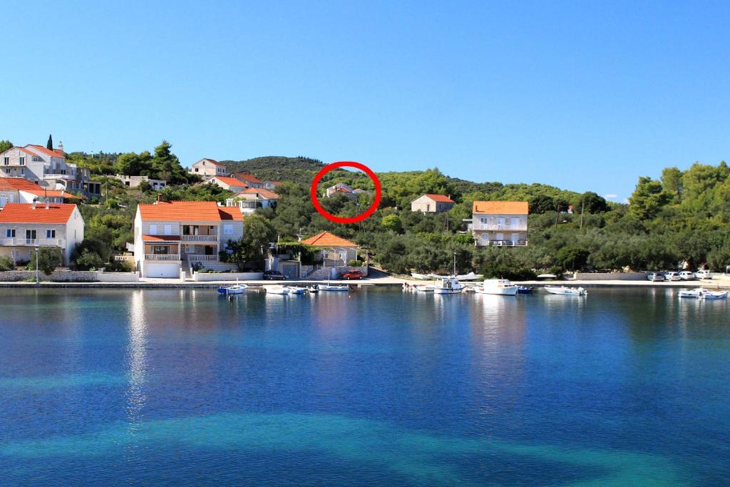 un cerchio rosso nel mezzo di un corpo idrico di Rooms with a parking space Lumbarda, Korcula - 9299 a Lumbarda (Lombarda)