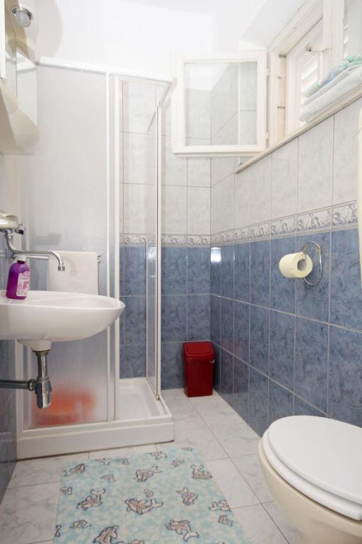 Um banheiro em Apartments by the sea Lumbarda, Korcula - 9295