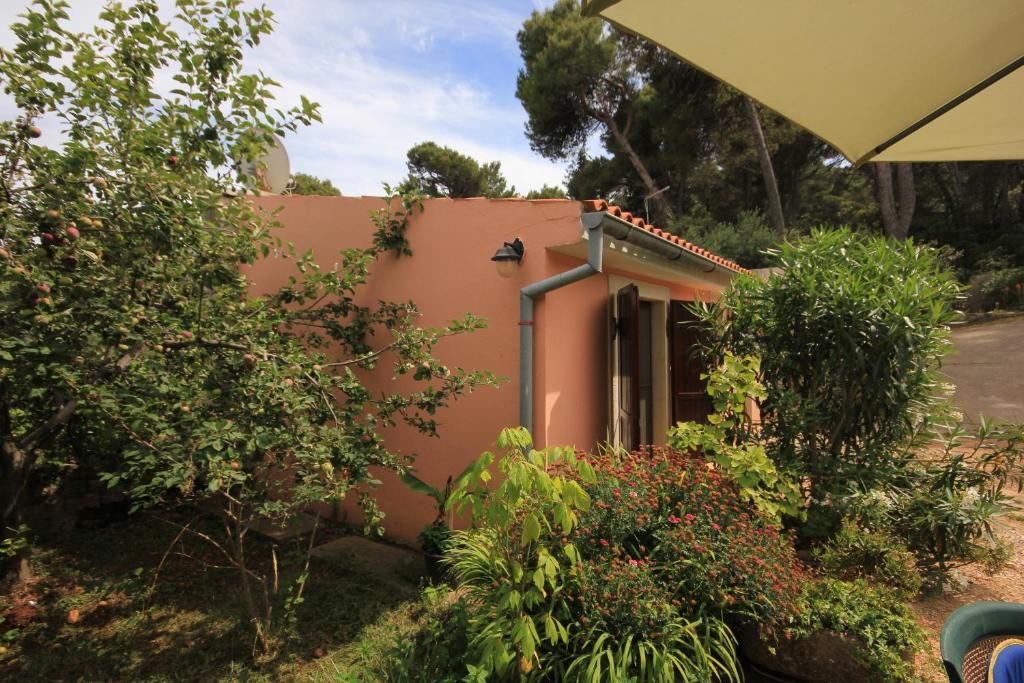 Vonkajšia záhrada v ubytovaní Apartment Veli Losinj 8029b