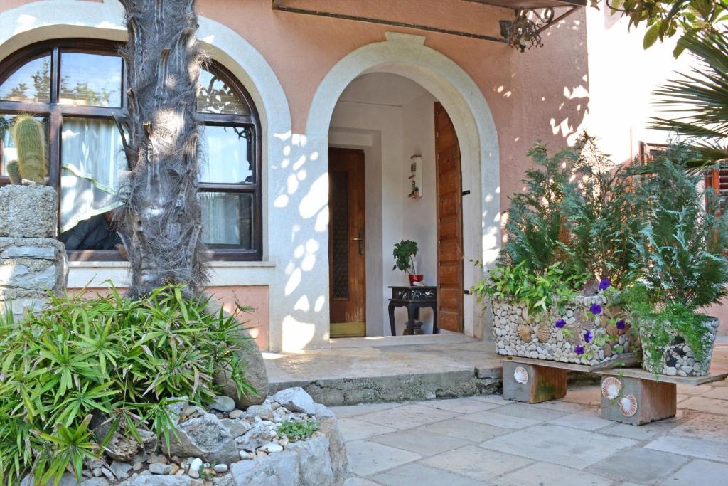 Vonkajšia záhrada v ubytovaní Apartment Veli Losinj 8029b