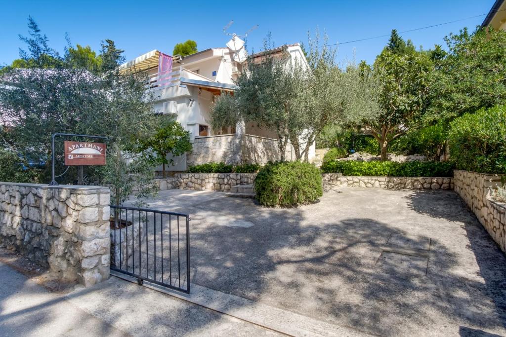 Vonkajšia záhrada v ubytovaní Apartments by the sea Artatore, Losinj - 8008
