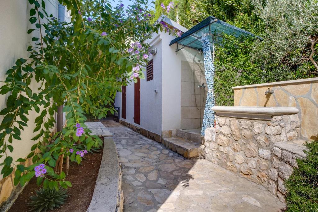 Vonkajšia záhrada v ubytovaní Apartments by the sea Artatore, Losinj - 8008