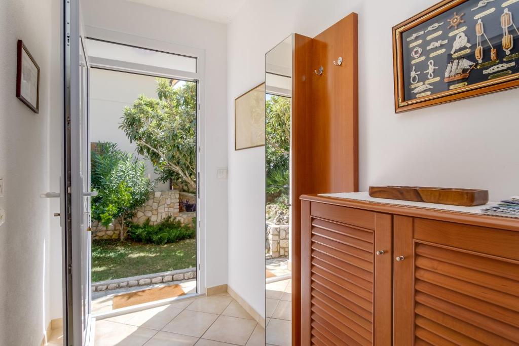 Fotografia z galérie ubytovania Apartments by the sea Artatore, Losinj - 8008 v destinácii Čunski