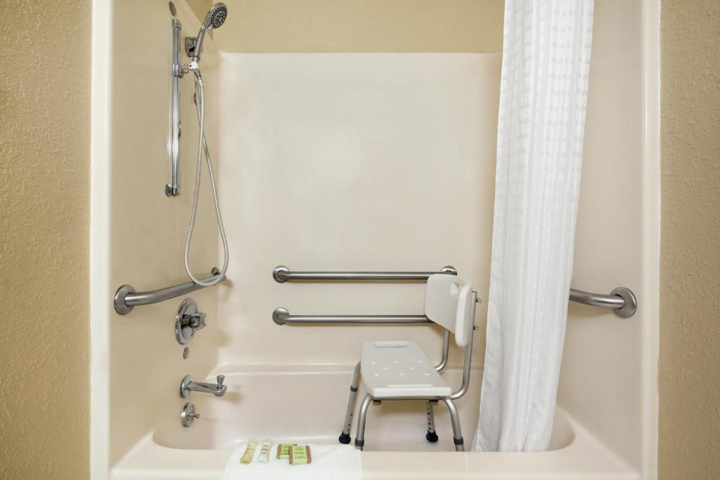 Koupelna v ubytování Super 8 by Wyndham Fairview Heights-St. Louis