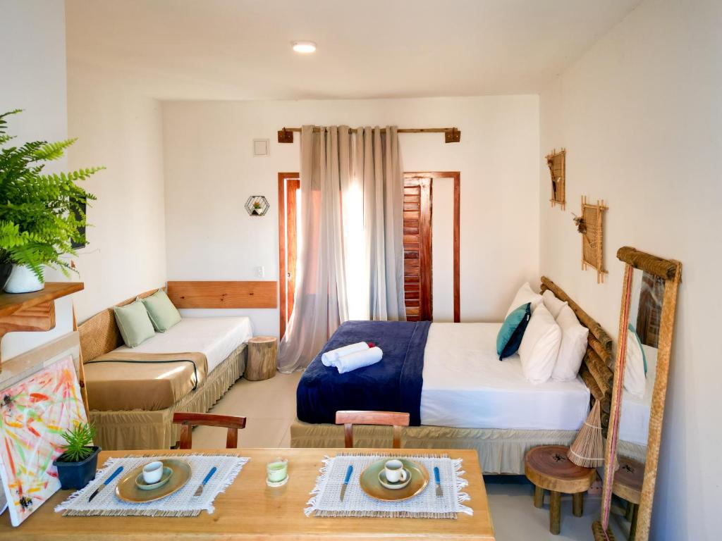 1 dormitorio con cama, sofá y mesa en Maravista Kite Hostel Preá, en Prea