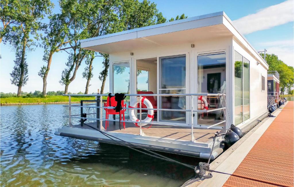 uma pequena casa num barco na água em Beautiful Ship-boat In Nieuwpoort With Wifi And 1 Bedrooms em Nieuwpoort