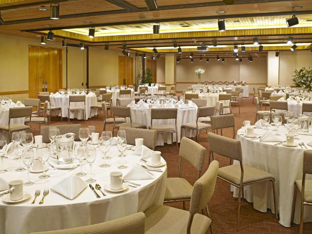 Restoran ili neka druga zalogajnica u objektu Miami International Airport Hotel