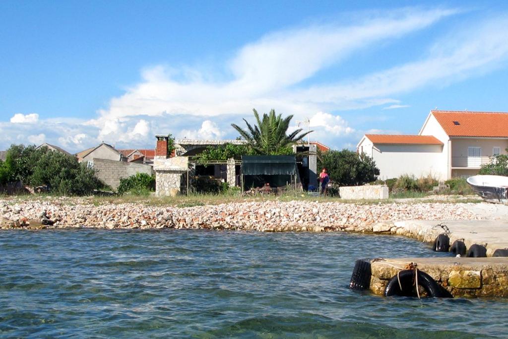 ein Wasserkörper mit Häusern am Ufer in der Unterkunft Apartments by the sea Krapanj, Sibenik - 9258 in Brodarica