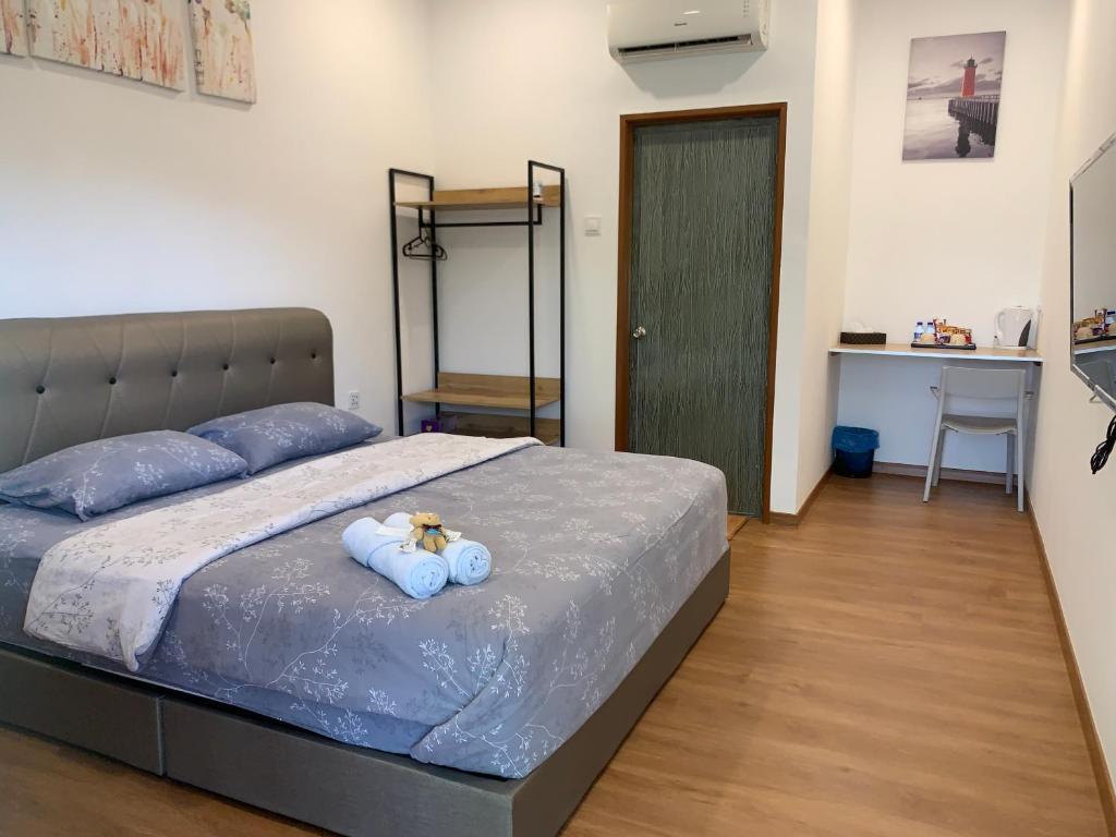- une chambre dotée d'un lit avec deux ours en peluche dans l'établissement Raintown Cottage, à Taiping
