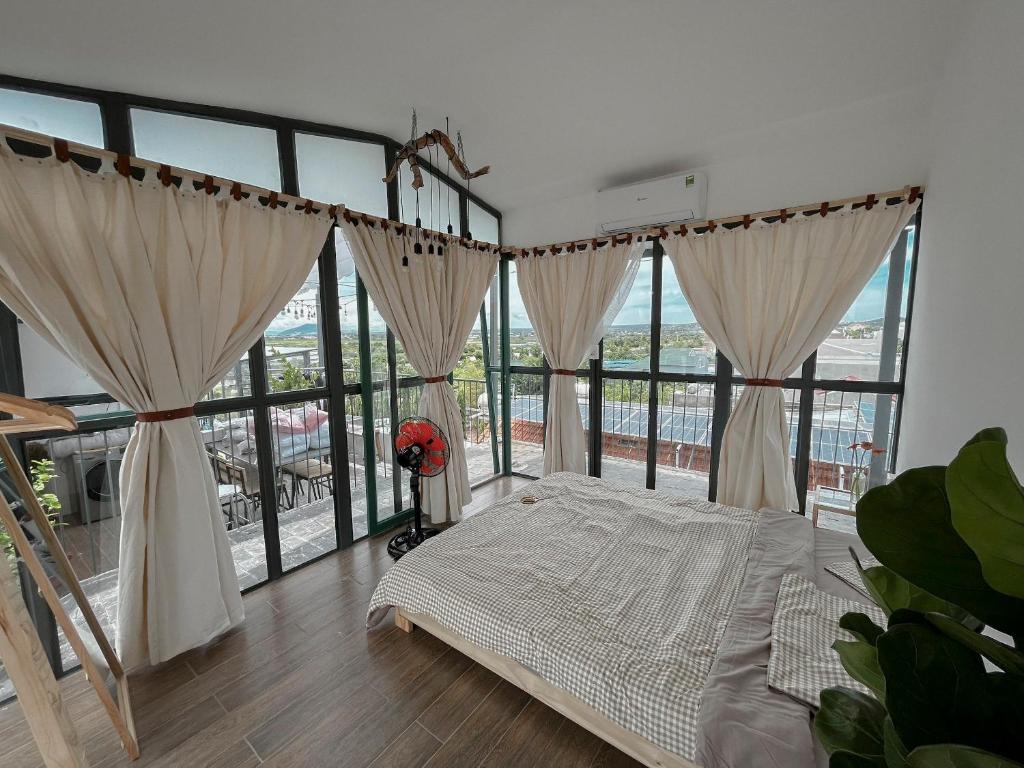 Giường trong phòng chung tại LIM Homestay