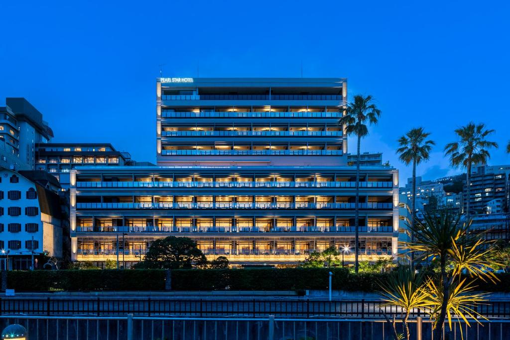 um edifício alto com luzes à frente em Pearl Star Hotel ATAMI em Atami