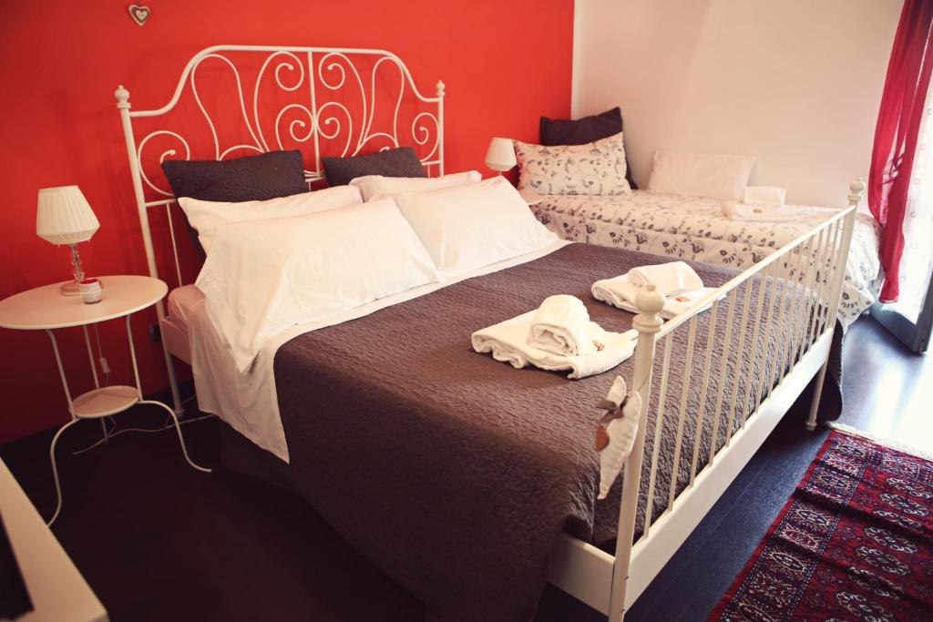 Un dormitorio con una cama blanca con toallas. en Residenza Alla Piazzetta, en Verona