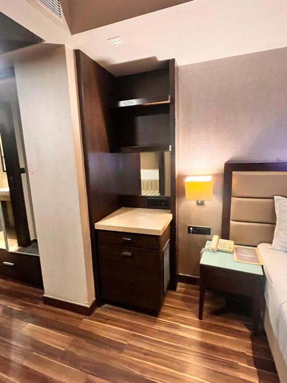 Postel nebo postele na pokoji v ubytování Krios Hotel - Near SG Highway, Ahmedabad