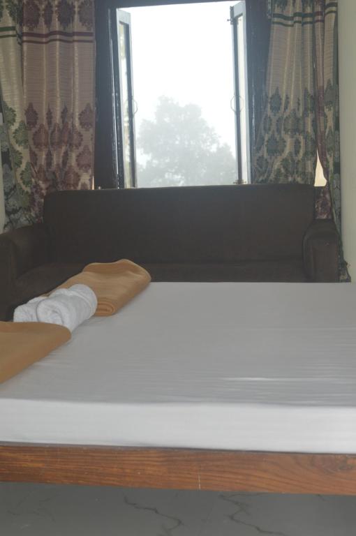 Uma cama ou camas num quarto em Lakshmi Kutteer Homestay