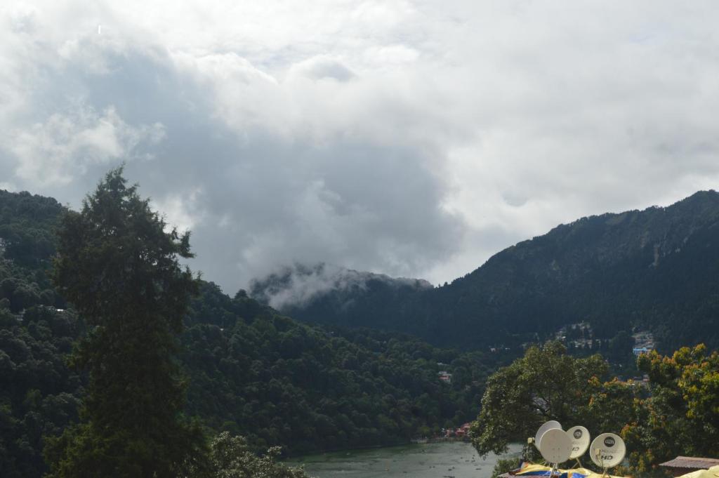 uma vista para um rio com montanhas ao fundo em Lakshmi Kutteer Homestay em Nainital