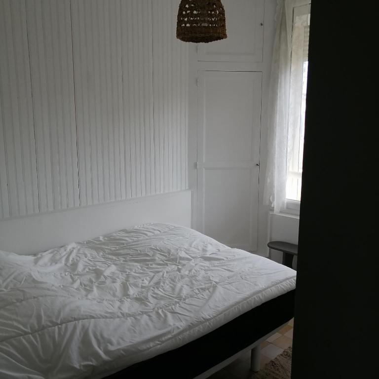 Postel nebo postele na pokoji v ubytování A côté de la mer