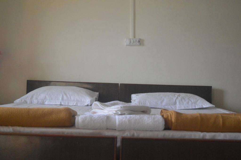 Uma cama ou camas num quarto em Lakshmi Kutteer Homestay