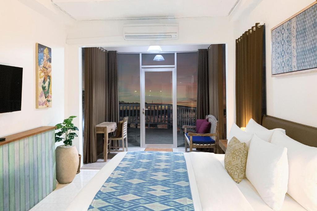 een hotelkamer met een bed en een balkon bij PIMA Homestay in Pesanggaran