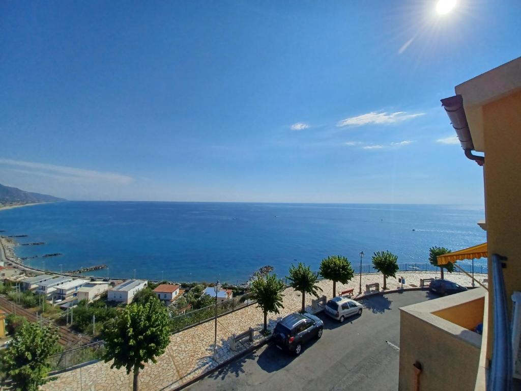 een uitzicht op de oceaan vanuit een gebouw bij Un Oblò sul Mare in San Lucido