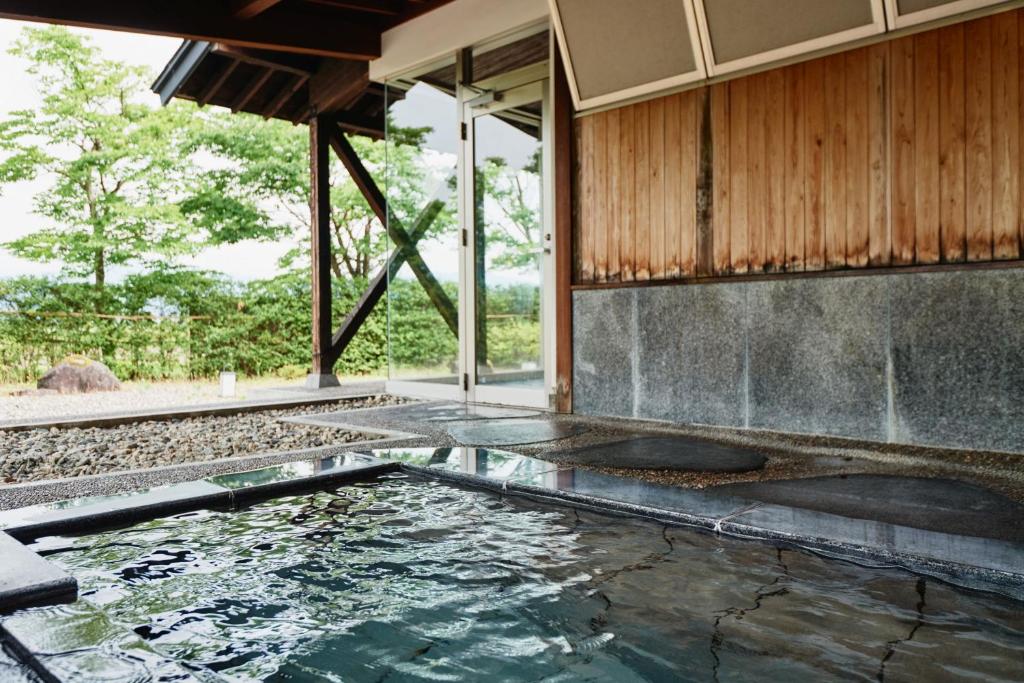 une piscine au milieu d'une maison dans l'établissement Takamiya Ryokan Sagiya Sansorai, à Kaminoyama 51 autres photos