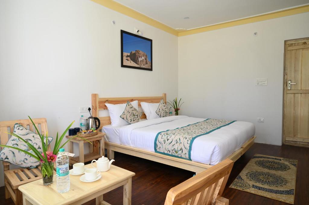 1 dormitorio con 1 cama y 2 mesas en una habitación en Hunder Haven, en Leh