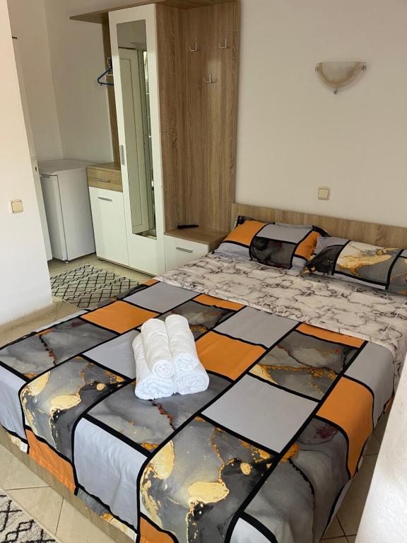 um quarto com 2 camas e toalhas em Vila Masco em Costinesti
