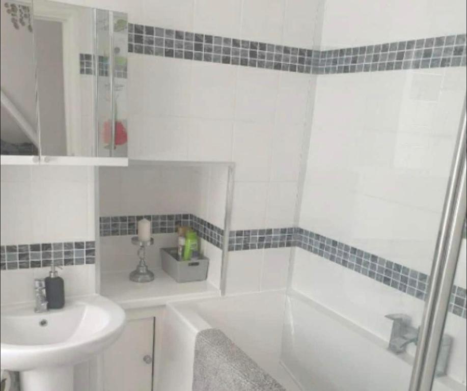 y baño con bañera, lavamanos y ducha. en New, spacious & immaculate Double room for rental in Colchester Town Centre!, en Colchester