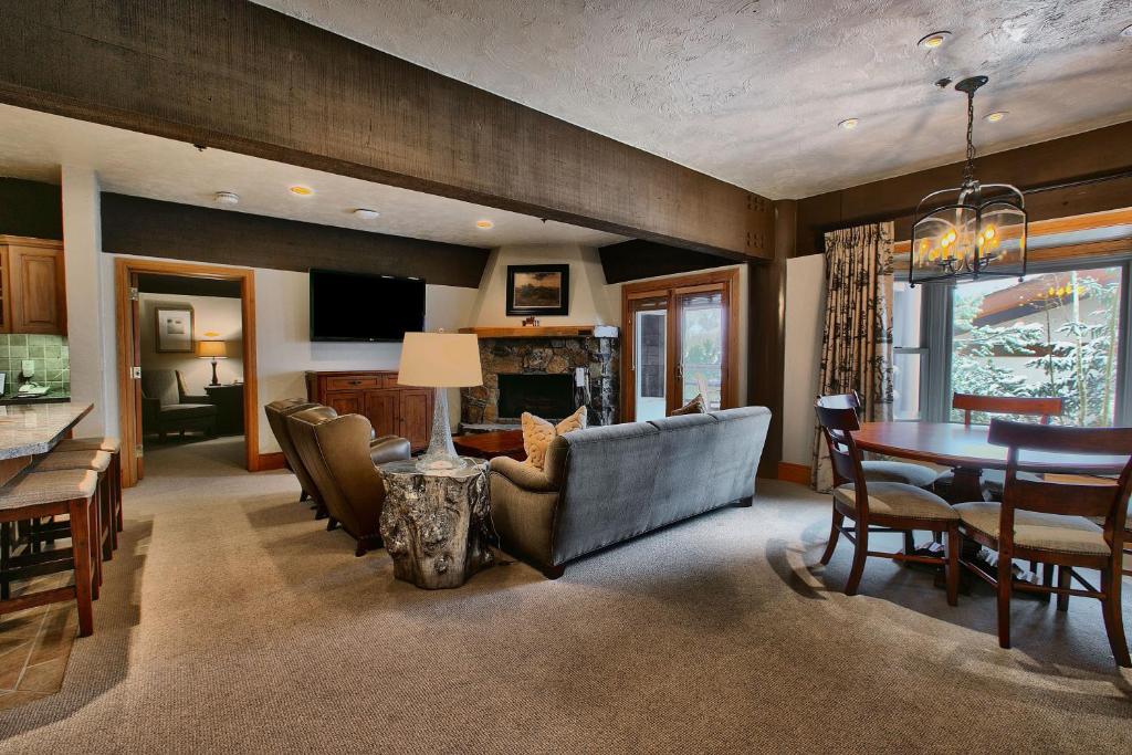 een woonkamer met een bank en een tafel bij Luxury Three Bedroom Suite with Mountain Views and Hot Tub apartment hotel in Park City