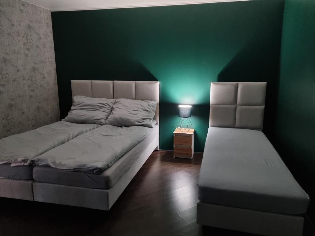 Łóżko lub łóżka w pokoju w obiekcie Villa Akacjowa