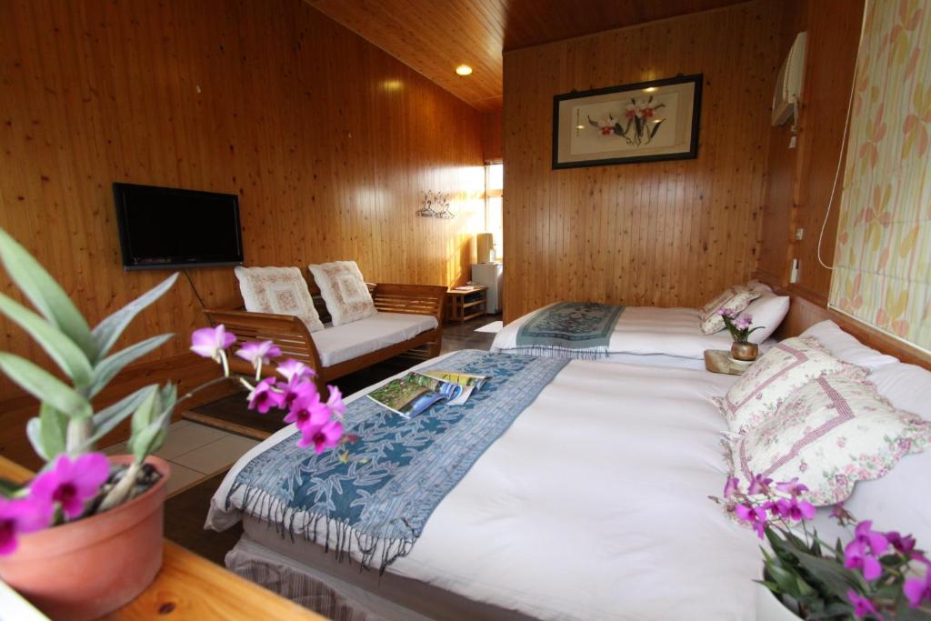 a bedroom with a bed and a couch and a tv at Bay of Stars in Ji&#39;an