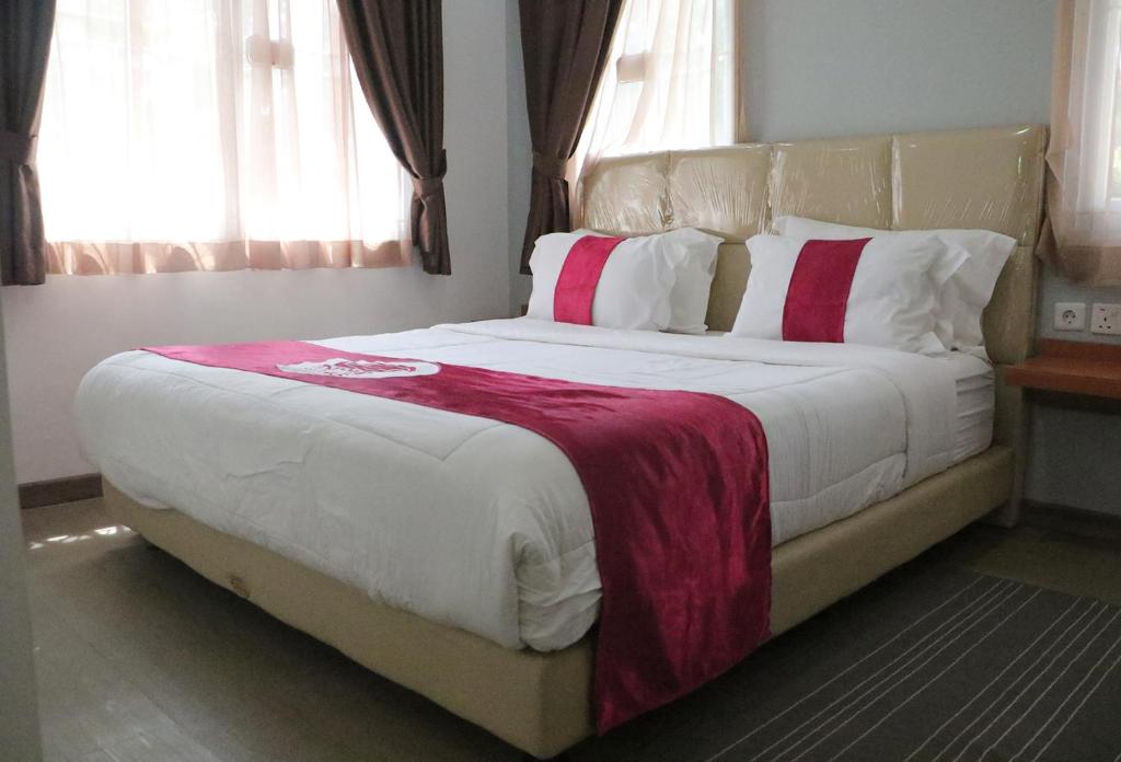Postel nebo postele na pokoji v ubytování Diyar Villas Puncak K3/2