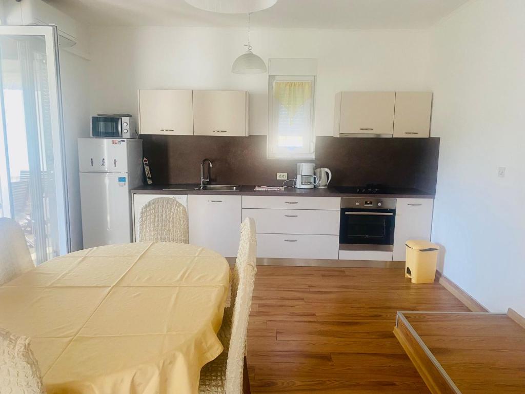 Kuchyňa alebo kuchynka v ubytovaní Apartmani Rab