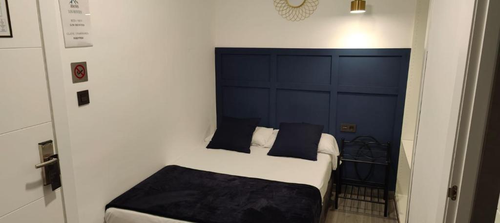 Postel nebo postele na pokoji v ubytování ROOMS Los MONTES