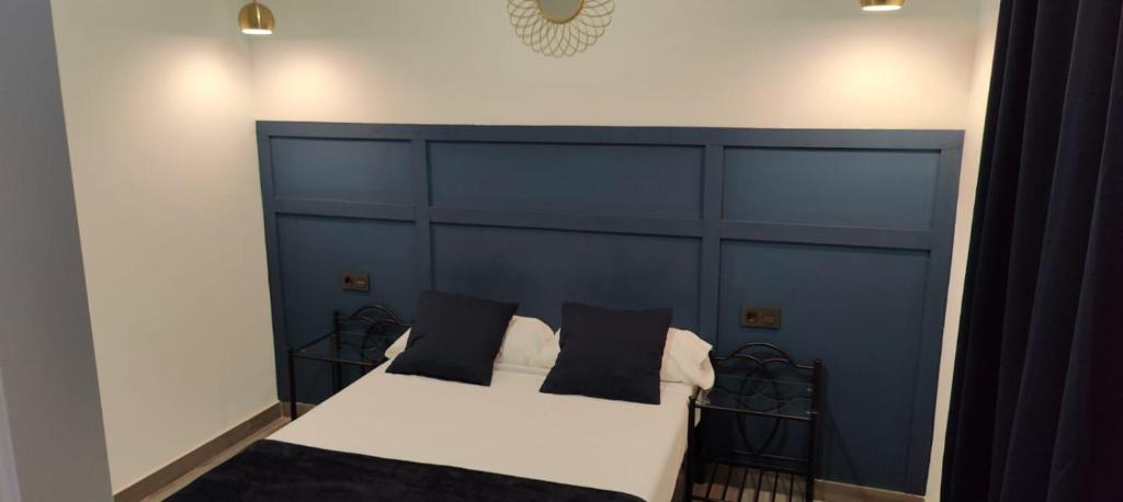 Postel nebo postele na pokoji v ubytování ROOMS Los MONTES