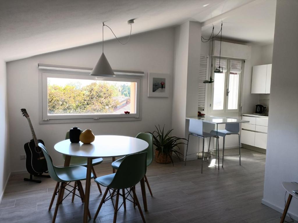 a kitchen and dining room with a table and chairs at Residenza Adamo ed Eva in Pordenone