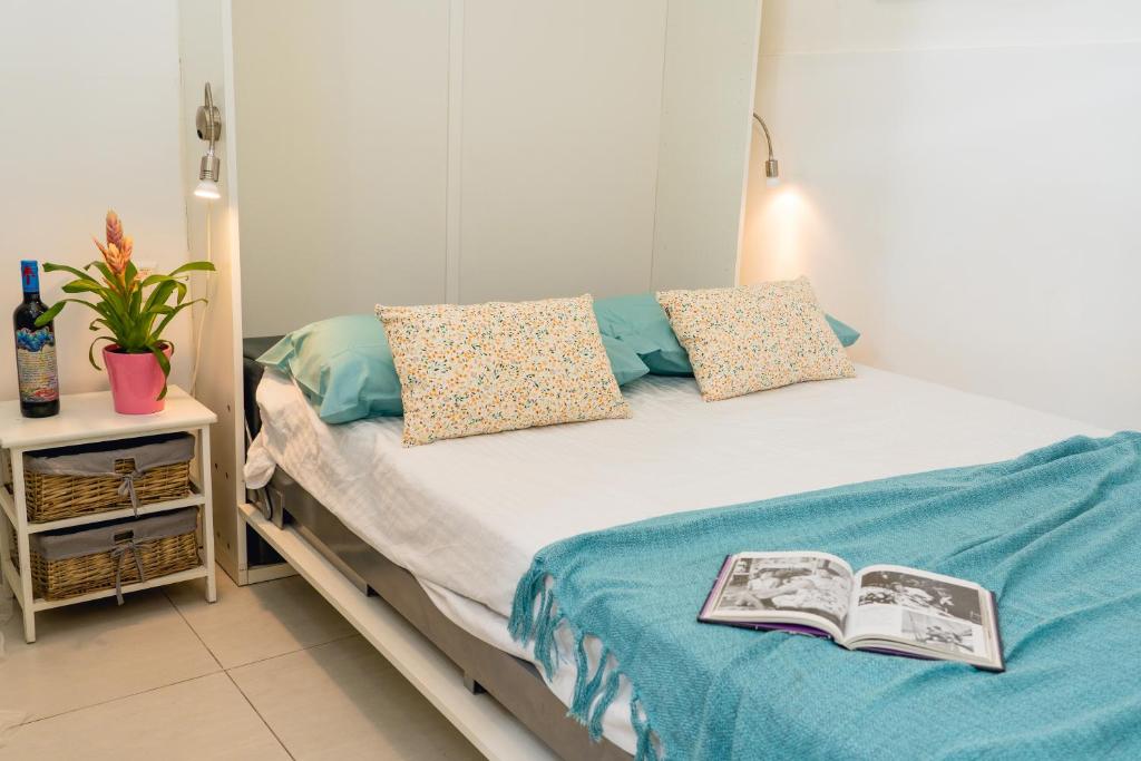Un dormitorio con una cama con un libro. en Unique 1 bedroom in hearth of old city Valetta en La Valeta