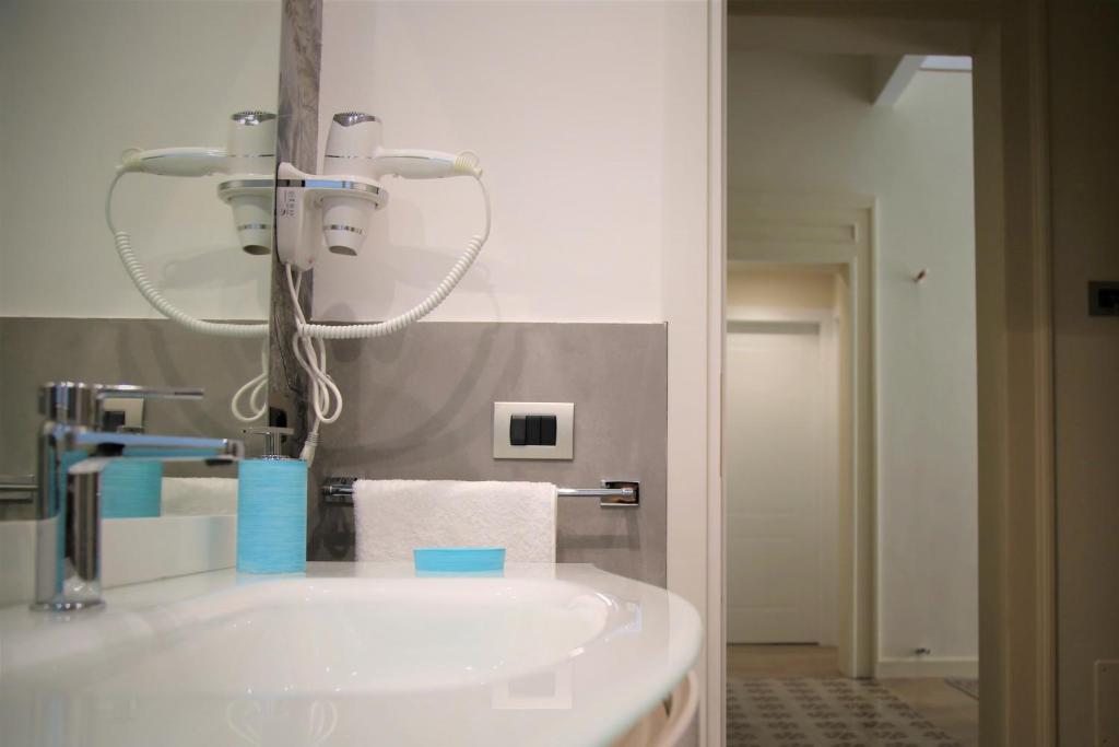 A bathroom at L'infatata Suite Apartment