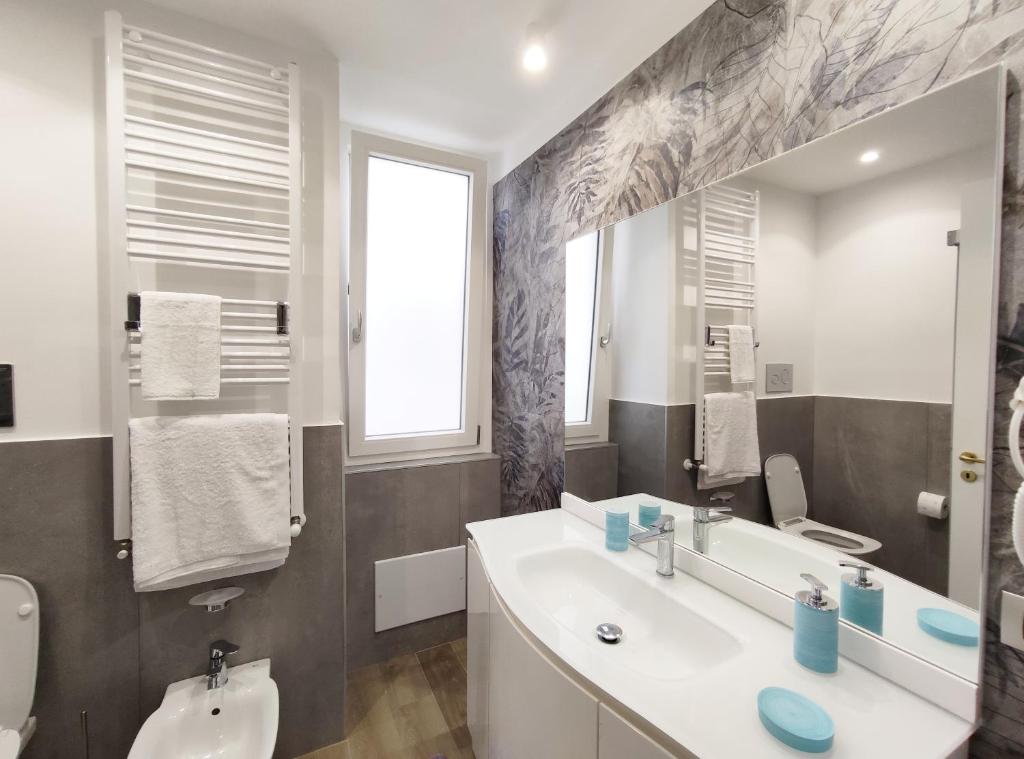 A bathroom at L'infatata Suite Apartment