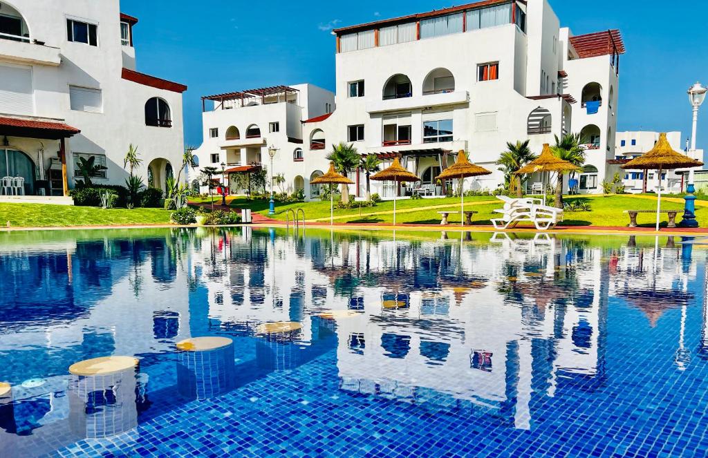 een zwembad voor een resort bij Smart Holiday Cabo Negro in Cabo Negro