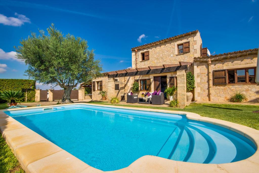 obraz basenu przed domem w obiekcie Ideal Property Mallorca - Es Puput w mieście Petra