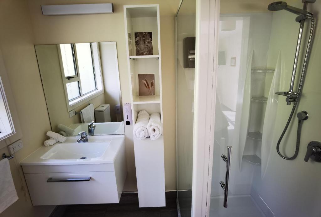 Kea by the Lake - Resim 27