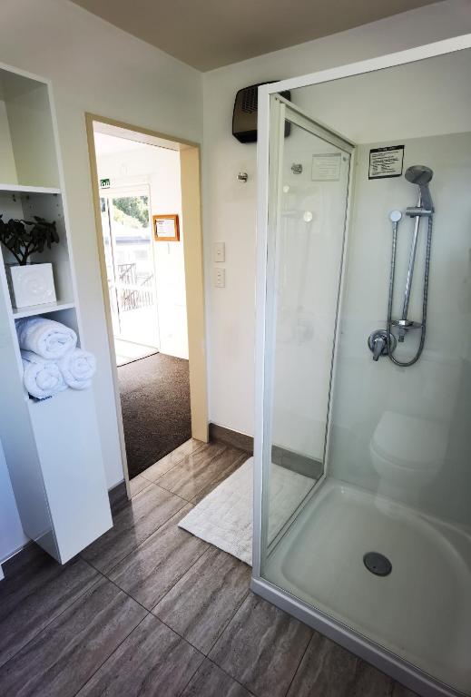 Kea by the Lake - Resim 22