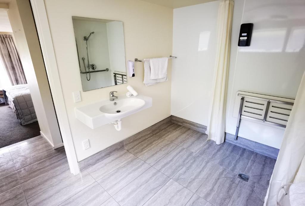 Kea by the Lake - Resim 34